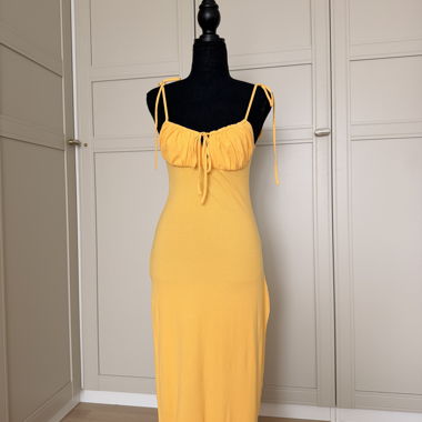 Robe jaune à fines bretelles