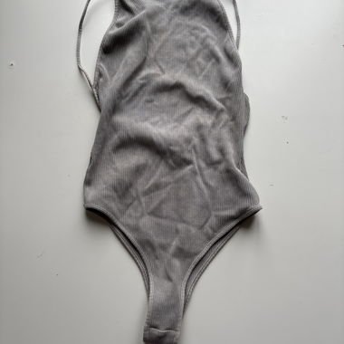 Top beige scollo sulla schiena