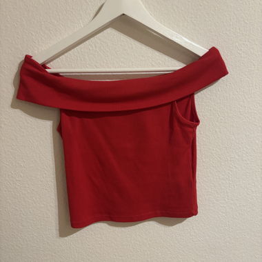 Rotes Top mit freier Schulter
