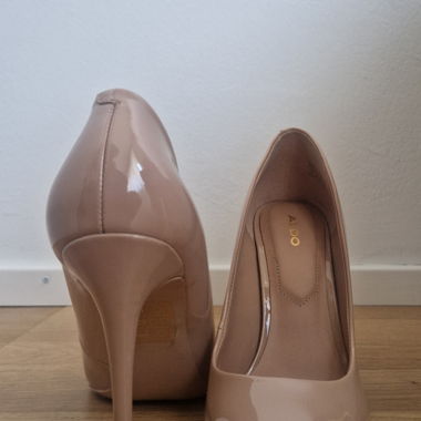 Nude Pumps