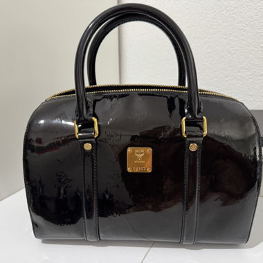 Borsa a mano MCM Boston Bag pelle verniciata nera oro