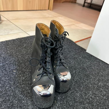 Schwarze Schnür-Stiefeletten mit Absatz