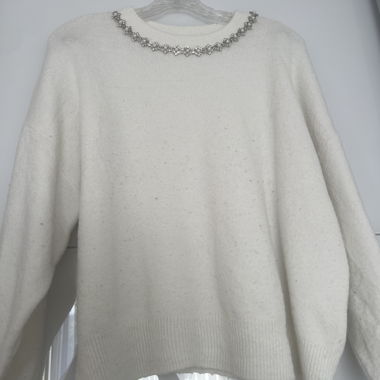 Maglione con colletto gioiello bianco