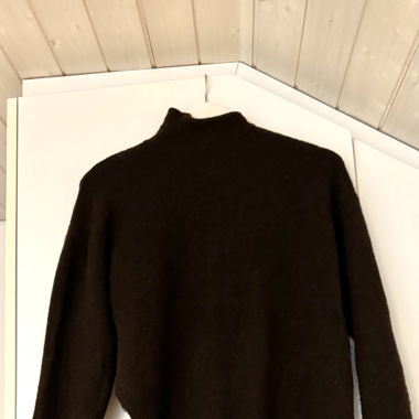 Assymetrischer brauner Pullover
