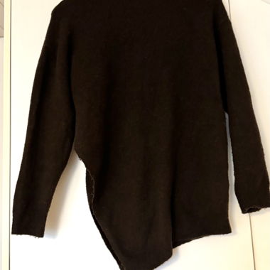 Assymetrischer brauner Pullover