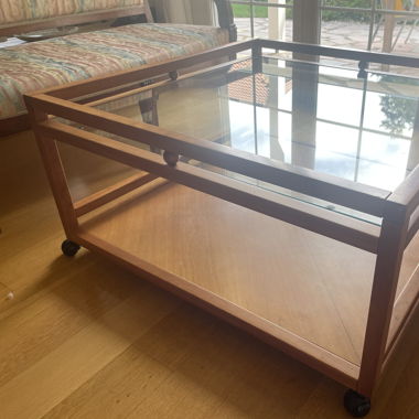 Table basse - bois et verre - sur roulettes