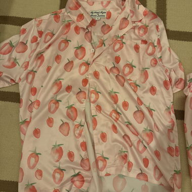 Set in raso rosa con stampa fragole