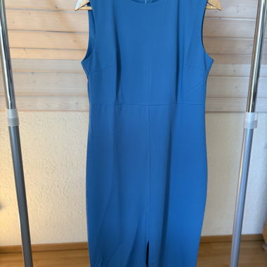 Abito blu con spacco frontale