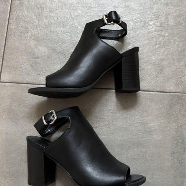 Schwarze Sandalen mit Absatz