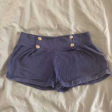 Shorts courts bleus à patte boutonnée