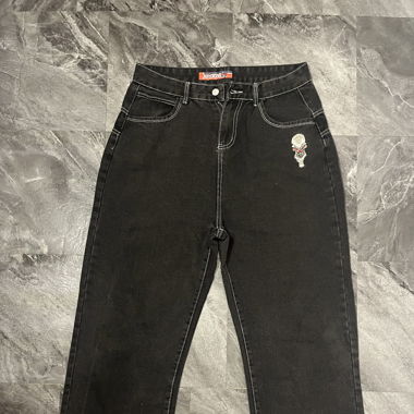 Schwarze Jeans mit design