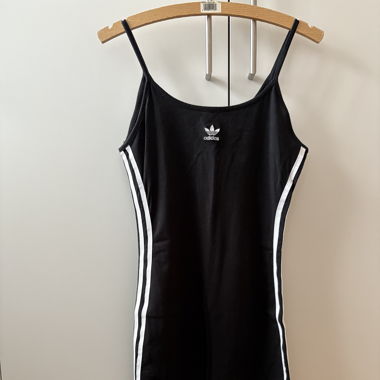 Adidaskleid 