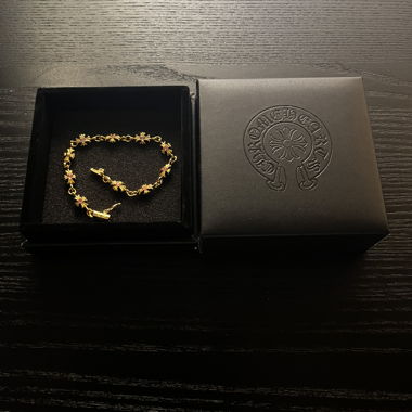 Gold-coloured bracelet with flowers