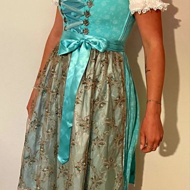 Dirndlkleid mit Schuerze
