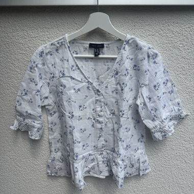 Blumenbluse mit Knopfleiste