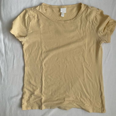 t-shirt jaune pâle