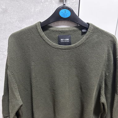 grüner Pullover