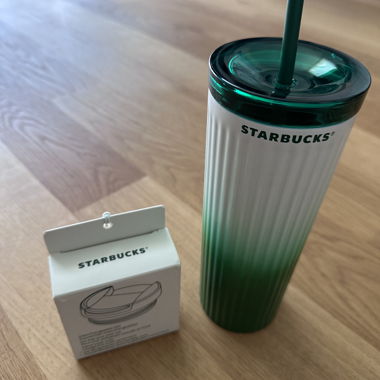 Bicchiere Starbucks con cannuccia