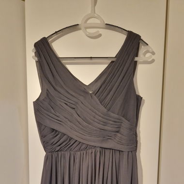 Graues Chiffonkleid