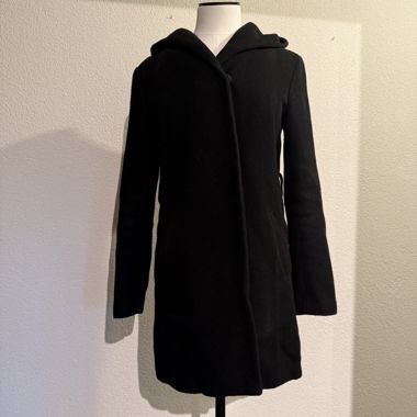 Schwarzer Mantel mit Kapuze