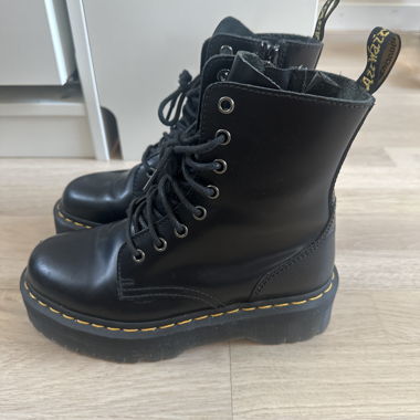 Dr.Martens schwar mit Plateau absatz