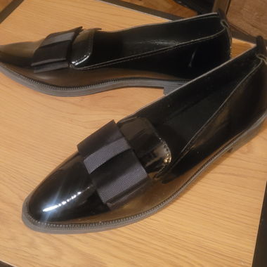 Ballerine nere in vernice con fiocco