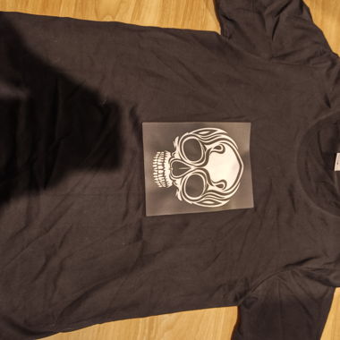 T-shirt con teschio luminoso
