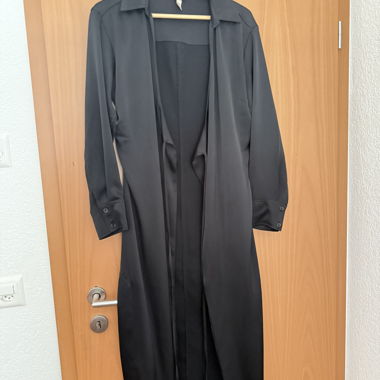 ✨ Trench lungo nero, fluido, leggero ed elegante. Linea dritta con cintura da annodare, maniche lunghe con bottoni. Taglia XS (adatta anche a una S per un effetto aderente).
Un capo basico chic da indossare sia in serata che nel quotidiano.