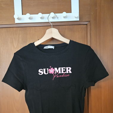 Schwarzes T-Shirt mit pinker Aufschrift