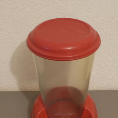 Cat feeder