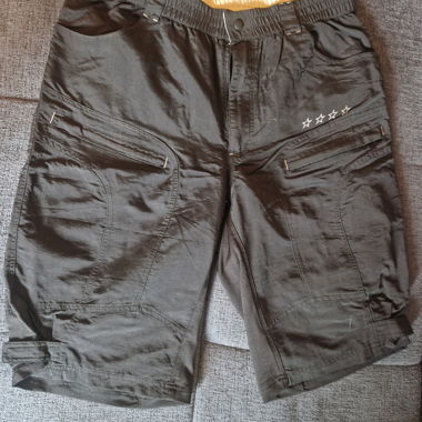 Schwarze Cargo-Shorts