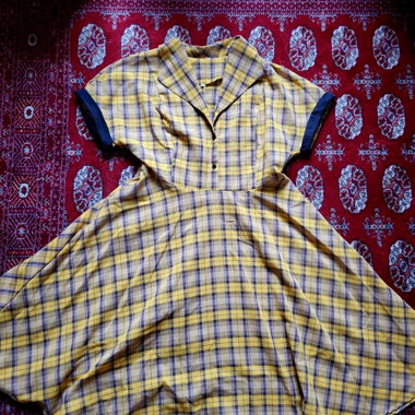 Robe style rétro avec une sous jupe en crinoline. 