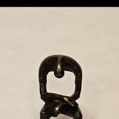 Sculpture en bronze, style abstrait, homme assis