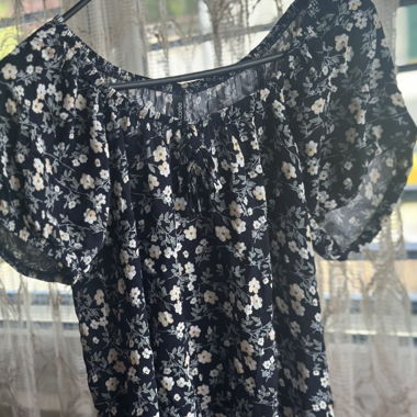 Dunkelblaues T-Shirt mit weißen Blumen