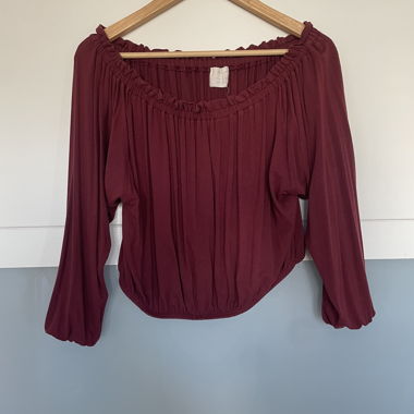 Bordeauxrotes Off-Shoulder Oberteil