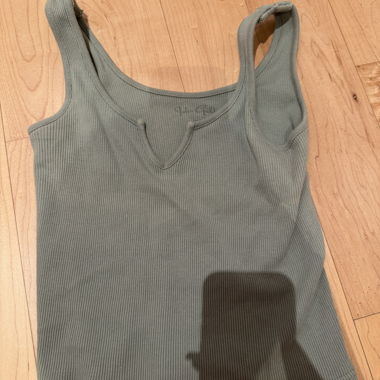 Geripptes khakifarbenes Tanktop