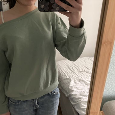 Türkiser Off-Shoulder Pullover