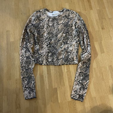 BERSHKA SNAKE PRINT LONGSLEEVE TOP