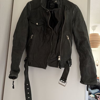 Veste en cuir noire avec ceinture