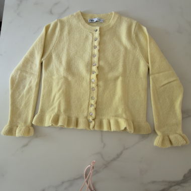 Gelbe Strickjacke mit Rueschen