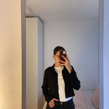 blouse noire soyeuse