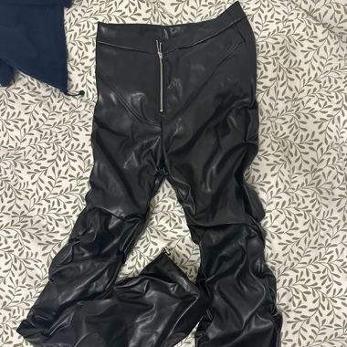 Pantalon noir en cuir 