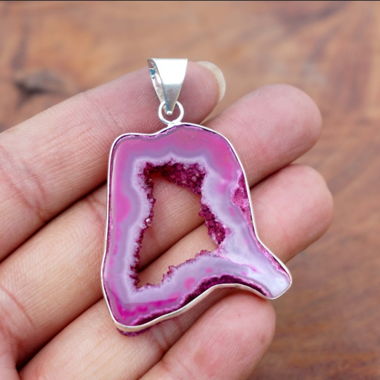 Pendentif en agate druzy rose