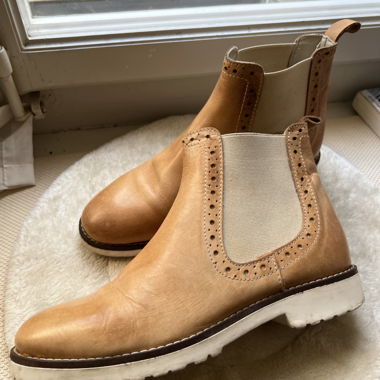 Beige Chelsea Leder Boots mit weisser Sohle