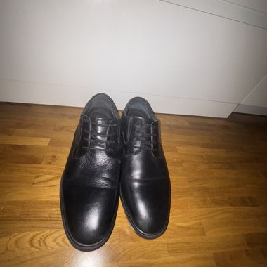 Schwarze Lederschuhe