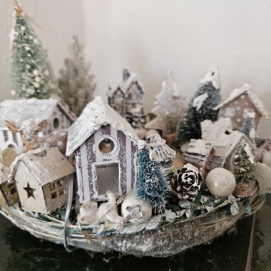Winterliche Deko-Kranz mit Miniaturdorf