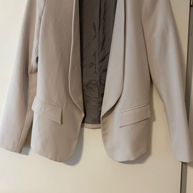 Elegant cream-coloured blazer