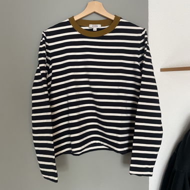 COS gestreiftes Langarmshirt