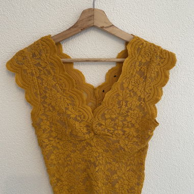 Top corto in pizzo giallo senape