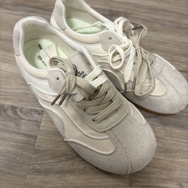 Beige sneakers with suede details